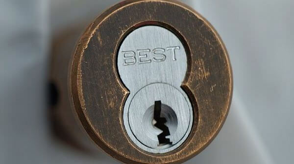 Замена личинки замка входной двери в Уфе